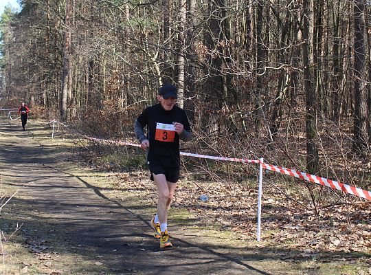 Grafika 67. Zawodnik na trasie biegu