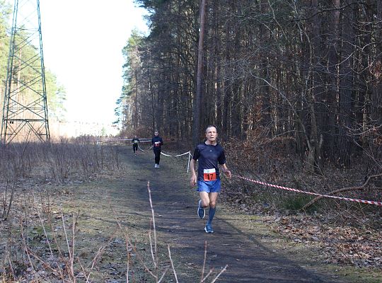 Grafika 69. Zawodnicy na trasie biegu