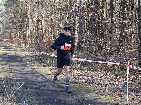 Grafika 71. Zawodnik na trasie biegu