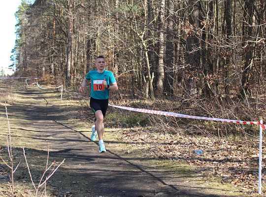 Grafika 72. Zawodnik na trasie biegu