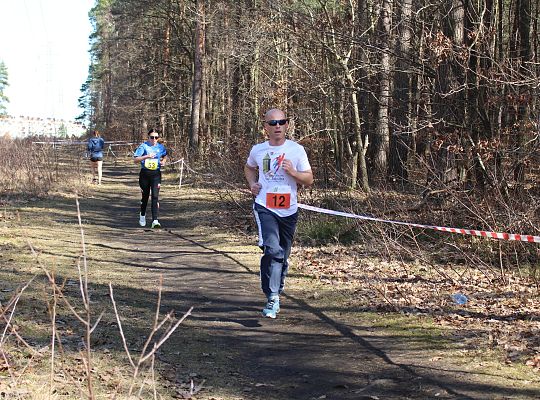 Grafika 73. Zawodnicy na trasie biegu