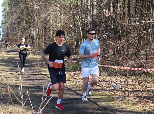 Grafika 75. Zawodnicy na trasie biegu