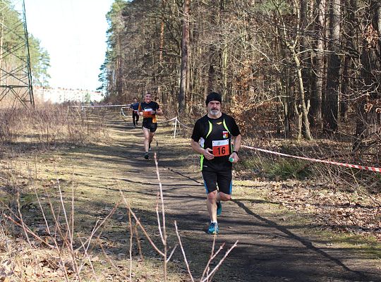 Grafika 76. Zawodnicy na trasie biegu