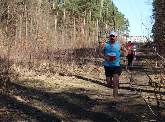 Grafika 77. Zawodnicy na trasie biegu