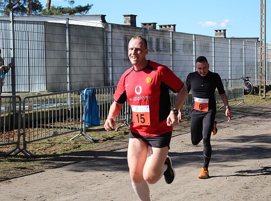 Grafika 79. Zawodnicy na trasie biegu