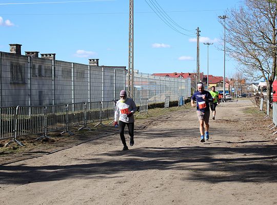 Grafika 80. Zawodnicy na trasie biegu