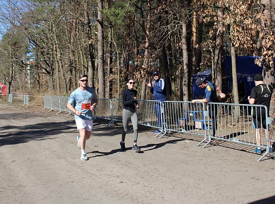 Grafika 82. Zawodnicy na trasie biegu