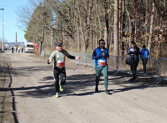 Grafika 83. Zawodnicy na trasie biegu