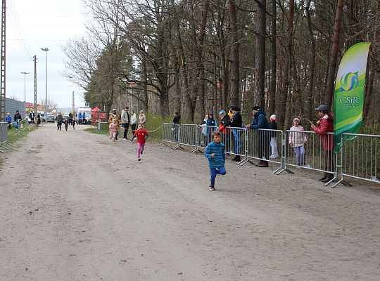 Grafika 4. Zawodnicy na trasie biegu