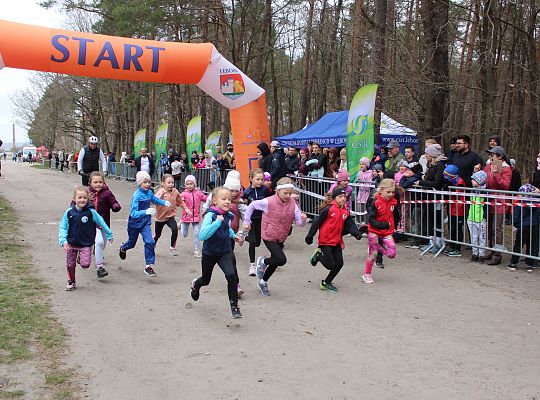 Grafika 9. Start biegu w kategorii "krasnale" dziewczęta