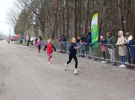 Grafika 11. Zawodniczki na trasie biegu