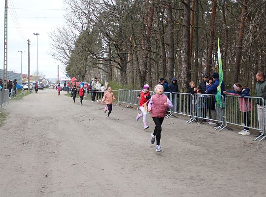 Grafika 12. Zawodniczki na trasie biegu