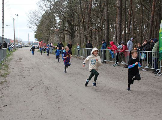 Grafika 15. Zawodnicy na trasie biegu