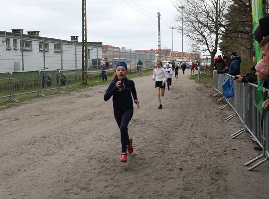 Grafika 18. Zawodniczki na trasie biegu