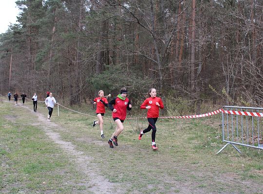 Grafika 24. Zawodniczki na trasie biegu