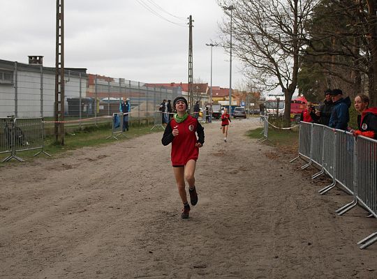 Grafika 25. Zawodniczki na trasie biegu