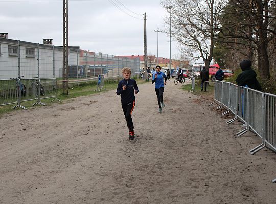 Grafika 30. Zawodnicy na trasie biegu