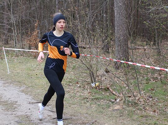 Grafika 36. Zawodniczka na trasie biegu