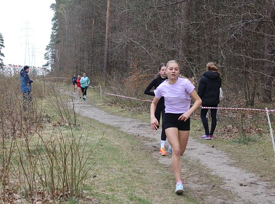 Grafika 37. Zawodniczki na trasie biegu