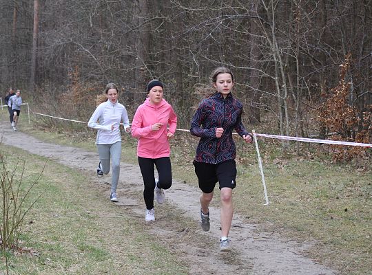 Grafika 38. Zawodniczki na trasie biegu
