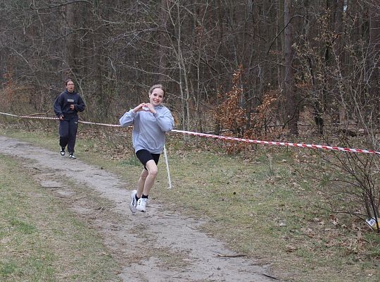 Grafika 39. Zawodniczki na trasie biegu