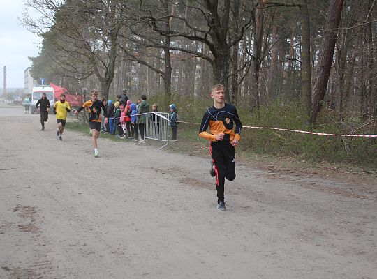 Grafika 42. Zawodnicy na trasie biegu