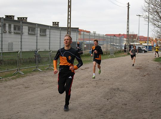 Grafika 43. Zawodnicy na trasie biegu