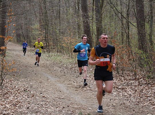 Grafika 48. Zawodnicy na trasie biegu