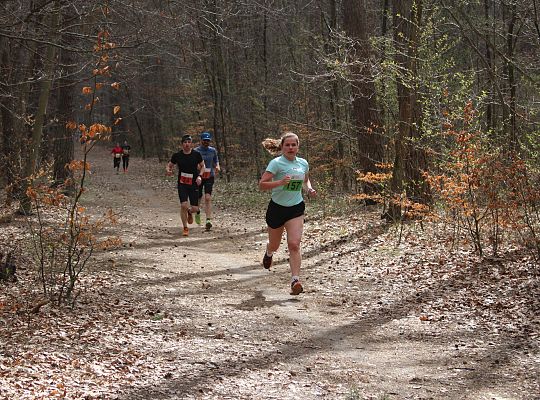 Grafika 49. Zawodnicy na trasie biegu