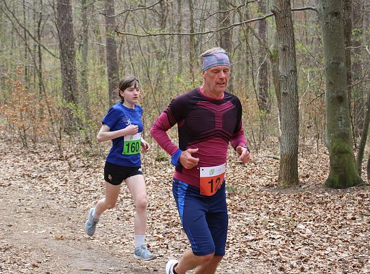 Grafika 50. Zawodnicy na trasie biegu