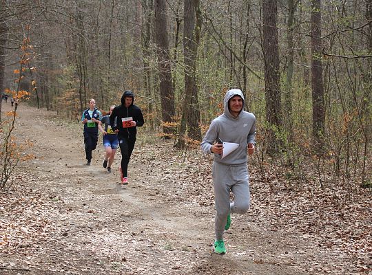 Grafika 51. Zawodnicy na trasie biegu