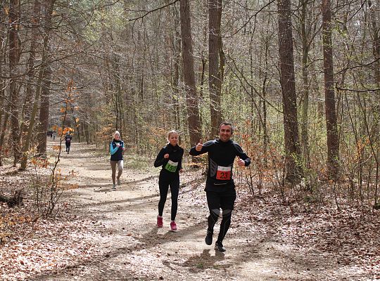 Grafika 52. Zawodnicy na trasie biegu