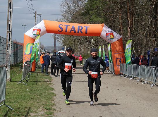 Grafika 53. Zawodnicy na trasie biegu