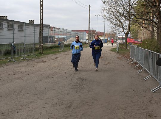 Grafika 56. Zawodnicy na trasie biegu