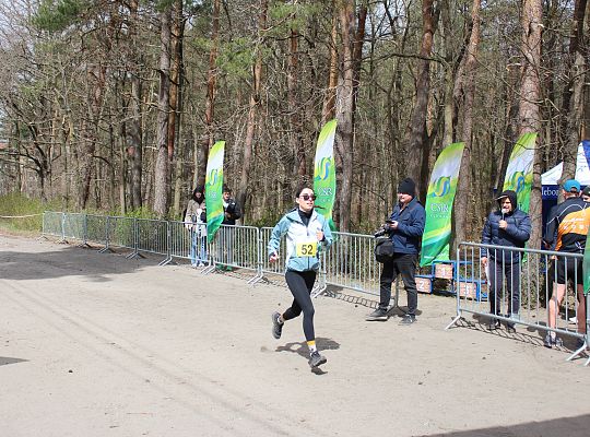 Grafika 59. Zawodniczka na trasie biegu